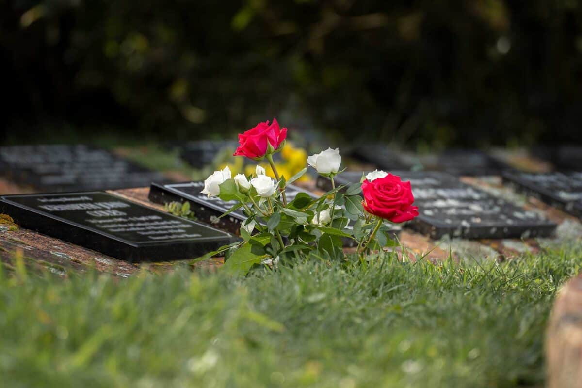 Burial Flowers Grave Dsc07918