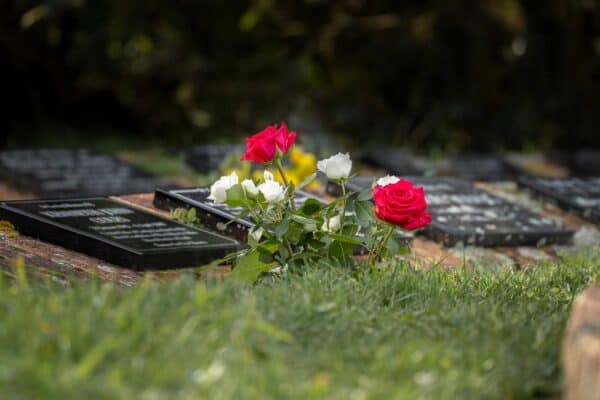 Burial Flowers Grave Dsc07918